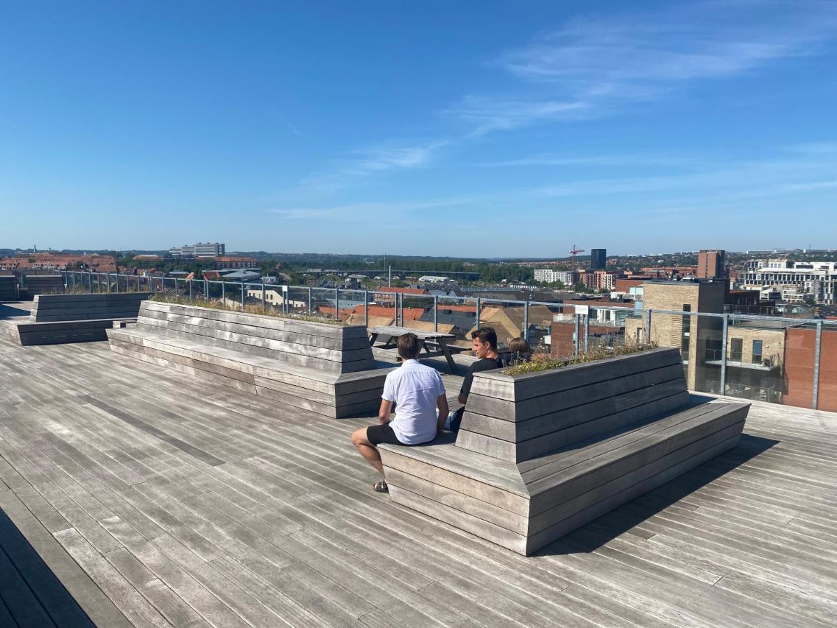 Modern Central Apt With Rooftop, Privat Balcony, & Free Parking,Next To Aarhus Attractions Kültér fotó